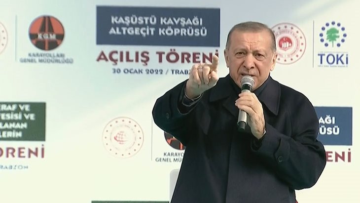 Trabzon’da Cumhurbaşkanı Erdoğan’dan pankart uyarısı: Arkadakileri göremiyorum, bir an önce kaldırın onu