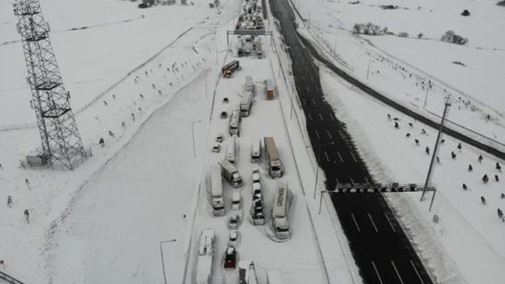 Son Dakika Kuzey Marmara Otoyolu’nun kar sayesinde trafiğe bağlı kalması dolayısıyla işletmeci şirkete 6,8 milyon teklik ukubet kesildi