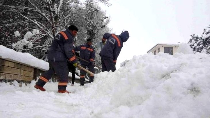 Belediye işçilerinin karla zorlu mesaisi devam ediyor
