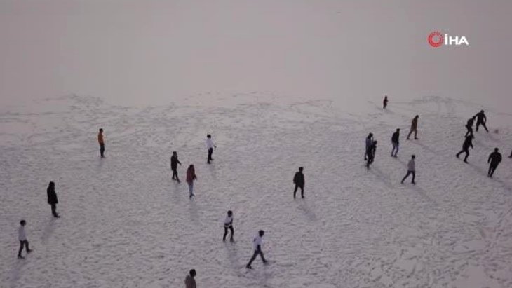 Donan gölün üzerinde ayak topu oynadılar Eğlence anları drone ile görüntülendi
