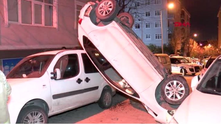 Gören dönerek ortak şimdi baktı Araçlara çarpan otomobil, sert biçimde somurtkan kaldı