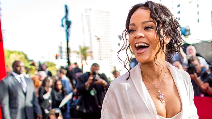 Rihanna’nın hamilelik bilmecesi bitti Sokakta ceketinin düğmelerini açan şarkıcının göbeği göründü