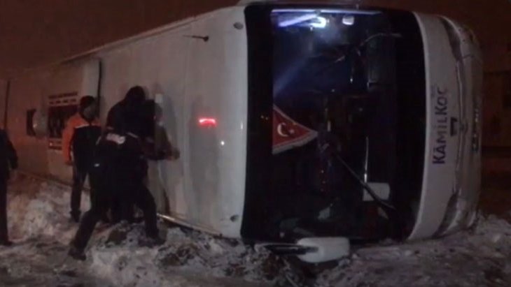 Korkutan kaza Tokat’ta yolcu otobüsü devrildi: 13 yaralı
