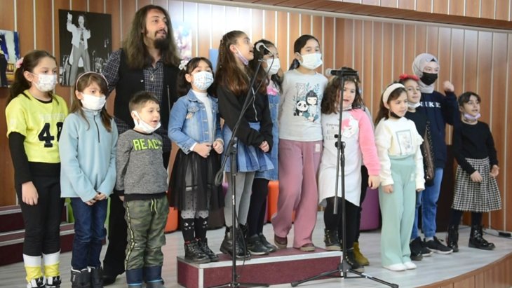 Vefatının 23. yıl dönümünde Barış Manço yaptırdığı okulda şarkılarıyla anıldı