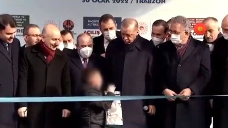 Cumhurbaşkanı Erdoğan’ın kürsüye çıkardığı çocuğun dayısı: Bir kişiye hakaret etmeyi doğru bulmuyorum