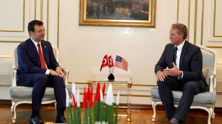 İmamoğlu ile ABD’nin Ankara Büyükelçisi Flake arasındaki İngilizce sohbet sosyal medyada gündem oldu