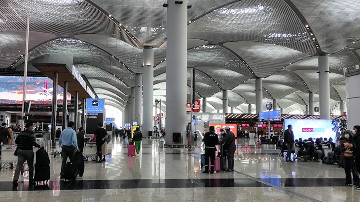 Salgın koşullarında yumuşama seyahatlere de yansıdı İstanbul Havalimanı girişinde bilet kontrolü sona erdi