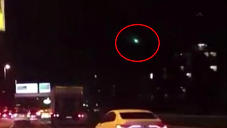 İstanbul semalarından dün gece bir göktaşı geçti Araç kamerasının tesadüfen kaydettiği görüntüler