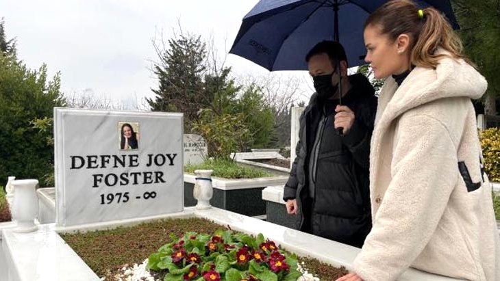 Defne Joy Foster’ı ahiret yolculuğu yıldönümünde arkadaşları andı