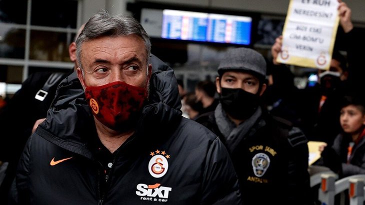 Galatasaray takımı neye uğradığını şaşırdı Torrent kendisine gösterilen pankartla şaşkına döndü