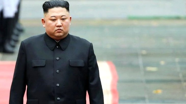 Aylar sonradan önce kere Kuzey Kore önderi Kim’in benzeri Ri halkın karşısına çıktı