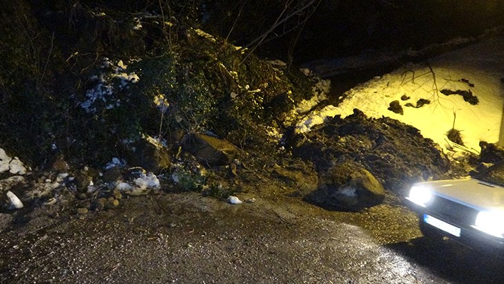 Zonguldak’ta toprak kayması evlerin yollarını mahmul kapattı İşten dönen kıygın yurttaş ne yapacağını bilemedi