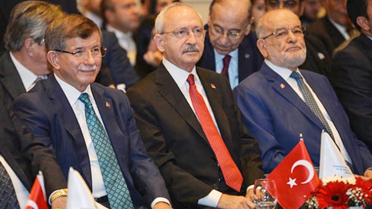 Oturma düzeni polemiğine Ahmet Davutoğlu’ndan tepki: Müsamere oynamıyoruz