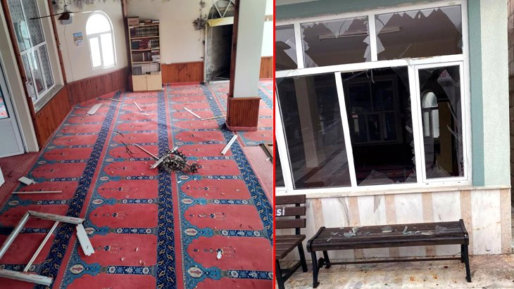 Camiye yıldırım düştü Kapı ve pencere camları kırıldı