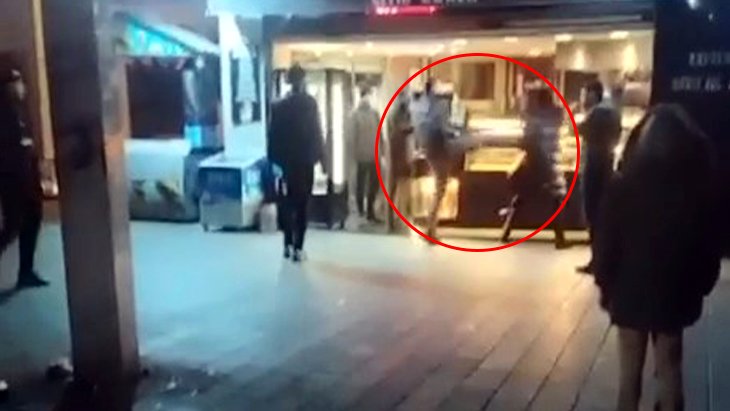 Taksim’de boksör, tartıştığı trans bireyi tekme tokat dövdü