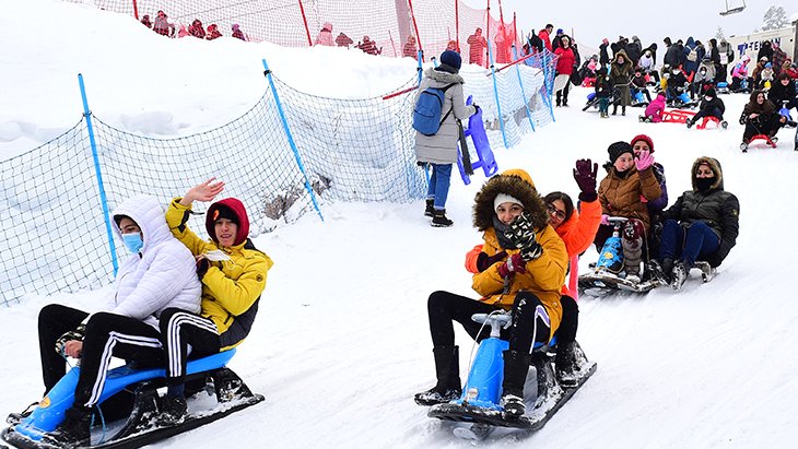 “Kepçeci abi kürümesen olmaz mı“ sözleriyle çok konuşulan çocuklar Ilgaz’da kayak yapmaya götürüldü