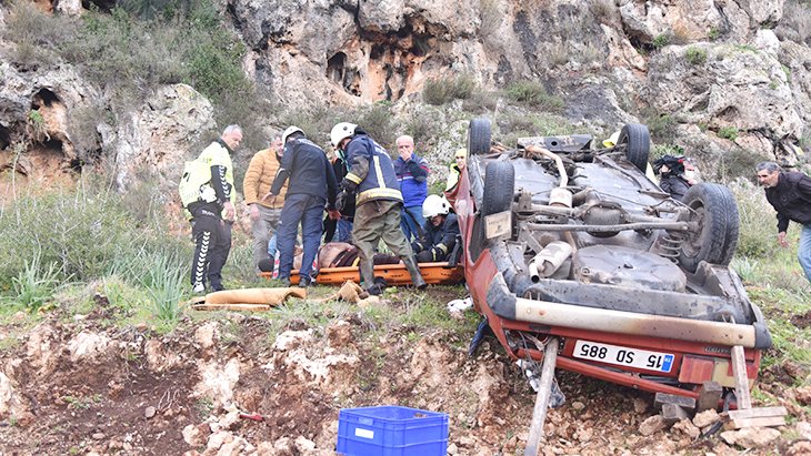 Otomobil 25 m. yükseklikten falezlere düştü, sürücünün vaziyeti ciddi