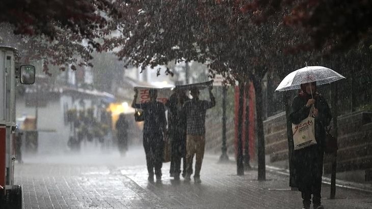 33 kente sarı ve turuncu kodlu uyarı İstanbul bugün sağanak altında