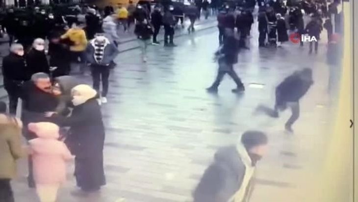 İstiklal Caddesi’nde parfüm almayınca turisti tekmeleyip, başlangıcında şişe parçaladılar