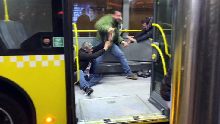 Metrobüste yolcular arasında kavga çıktı: 2 kişi yaralandı