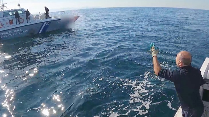 Türk balıkçıdan, teknesini rahatsız etme fail Yunan yalı güvenliğine kaba tepki
