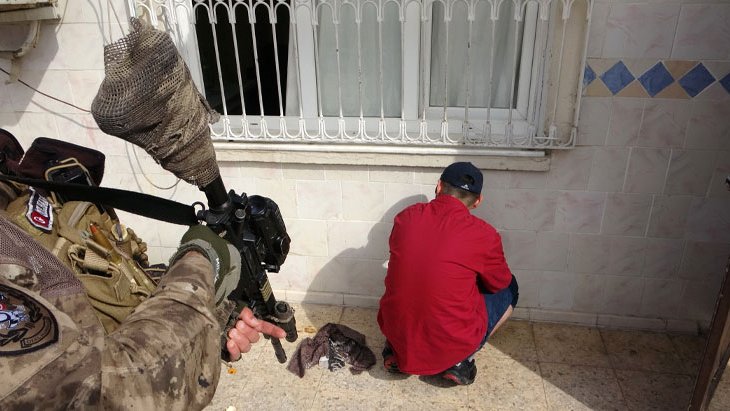 TORBACI, PİTBULL KÖPEKLERLE KORUNUYOR - Son Dakika