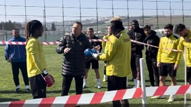 İstanbulspor Teknik Direktörü Kavgacı Futbolcuları Ringde Barıştırdı