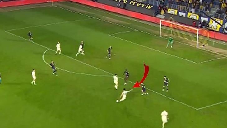 Mardin'de Öğretmen, Boğazına Madeni Para Kaçan Öğrenciyi Kurtardı. Galatasaray'ın eski yıldızından Fenerbahçe'ye mükemmel gol