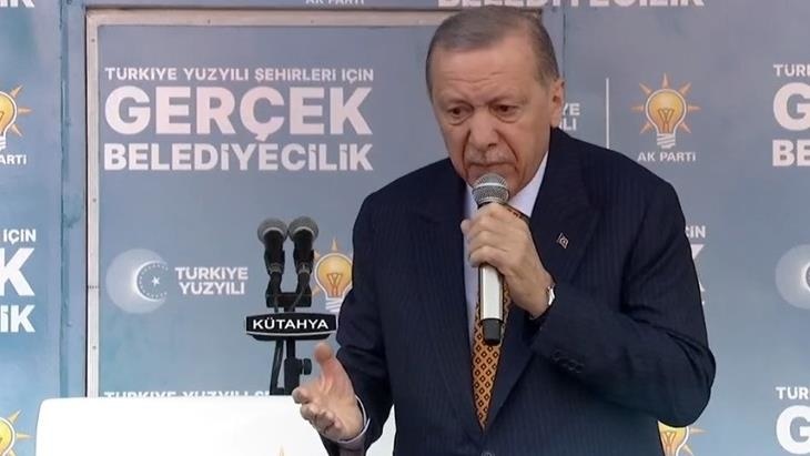 Cumhurbaşkanı Erdoğan, alandaki gençlerden birine kızdı: Dinlemesini öğren