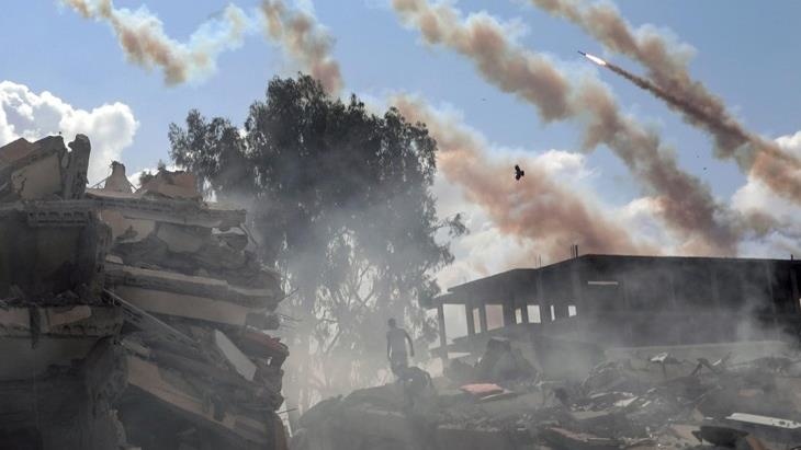 İsrail bunu da yaptı Yüzlerce Filistinlinin toplu defnedildiği mezarlığa bomba yağdırdılar