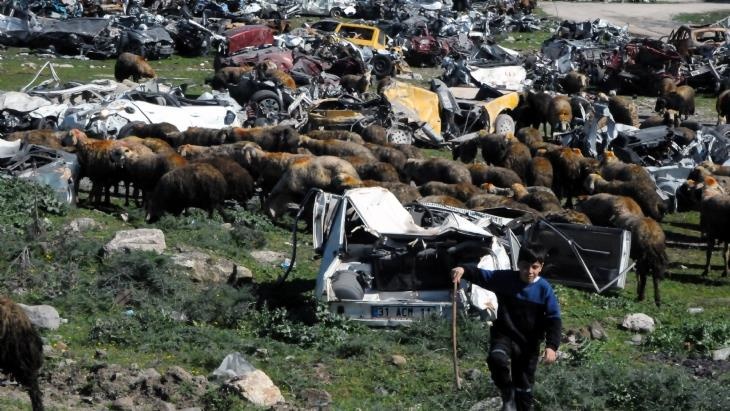 Kahramanmaraş Depreminde Enkaz Altında Kalan Araçlar Hala Boş Araziye Bekletiliyor