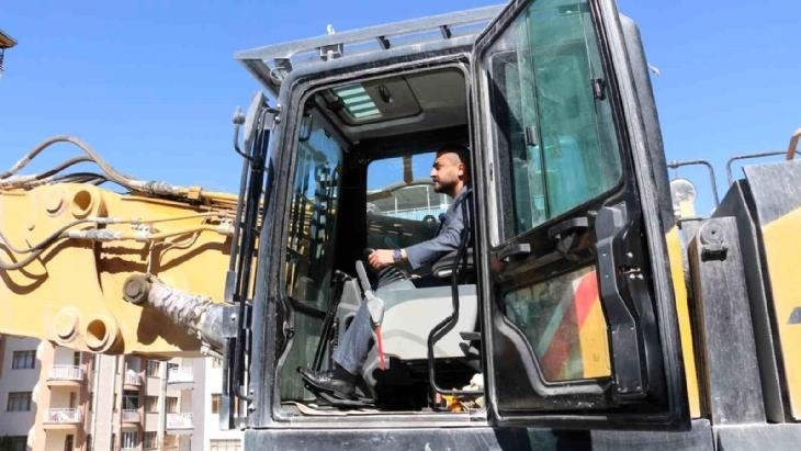Elazığ’da deprem riski taşıyan binaların yıkımı için makas operatörü bulunamıyor