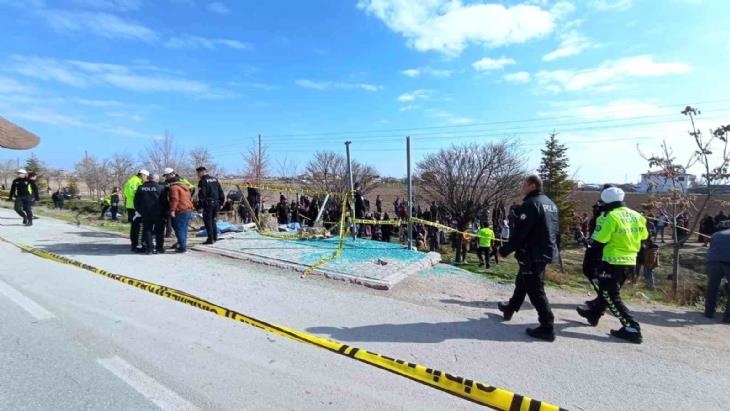 Konya’da otomobilin otobüs durağına çarpması sonucu 3 kişi hayatını kaybetti