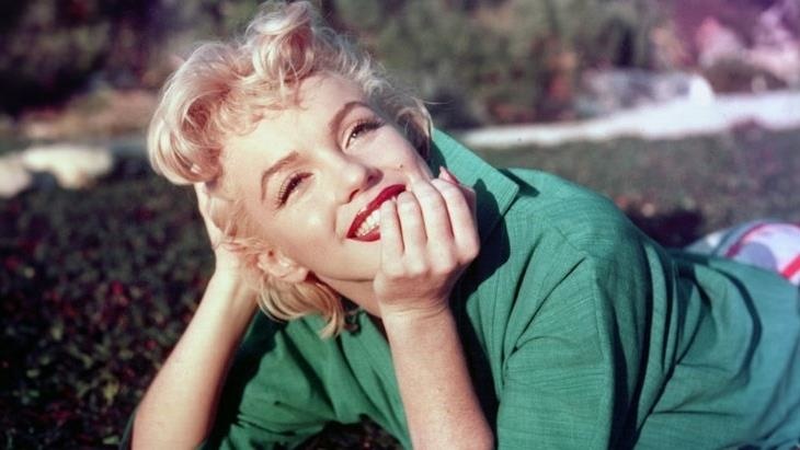 Marilyn Monroe ve Hugh Hefner’in yakınındaki mezar açık artırmayla satışa çıkıyor