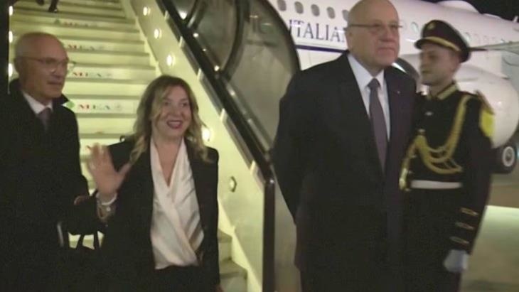 Lübnan Başbakanı Mikati, İtalya Başbakanı Meloni sandığı diplomatı öperek selamladı