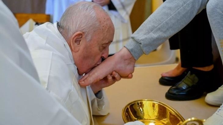 Papa Francis, Paskalya Yortusu kapsamında hapishanedeki 12 kadın mahkumun ayaklarını yıkayıp öptü