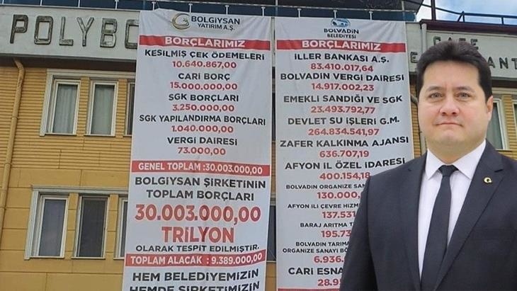 AK Parti’den MHP’ye geçen ilçede yeni başkan borçları belediye binasına astı