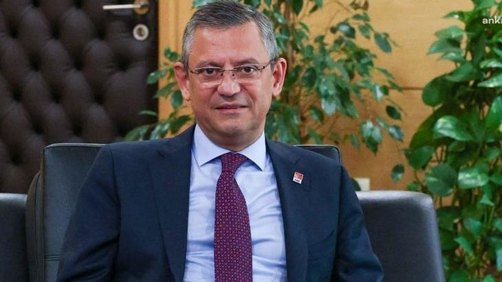 CHP Genel Başkanı Özgür Özel, Manisa’da bayram namazı sonrası yeni imajıyla dikkat çekti