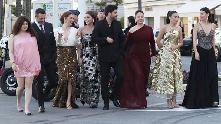 Kızılcık Şerbeti ekibi Cannes’da Feyza Civelek’in kombini alay konusu oldu