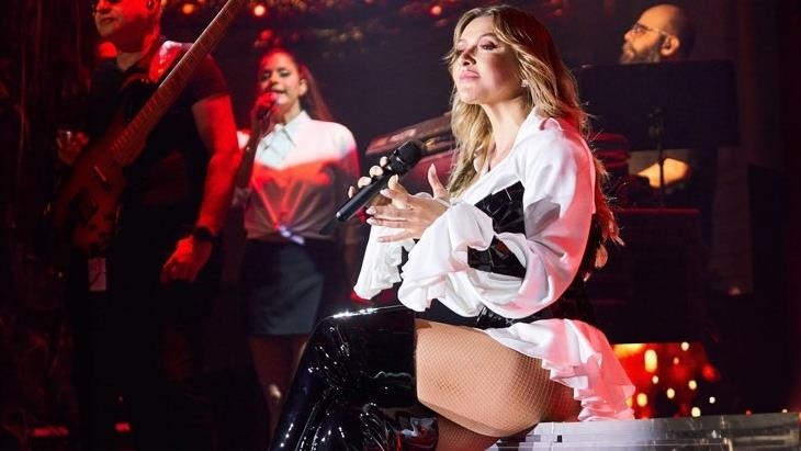 Hadise, Kıbrıs’ta sahnede kameramana tepki gösterdi