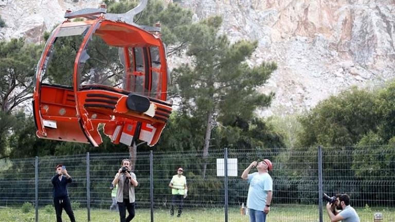 Antalya’da teleferik kazası sonrası kabinler yere indirilerek park pozisyonuna alındı