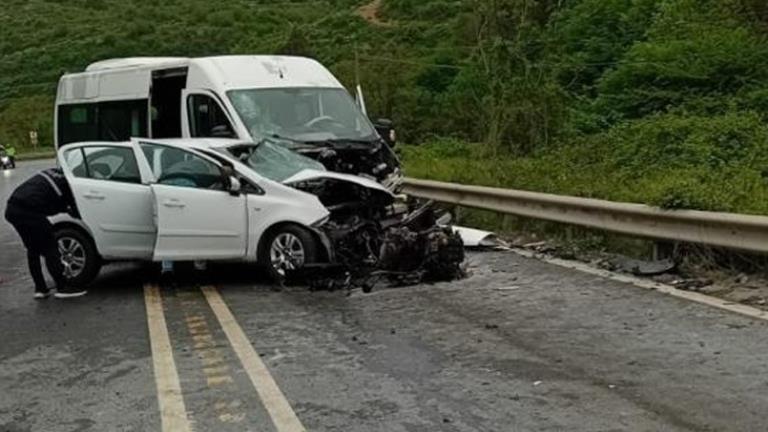 Servis minibüsüyle otomobil çarpıştı: 1 ölü, 7 yaralı