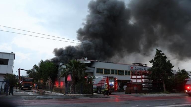 İzmir Çiğli’de organize sanayi bölgesindeki kauçuk ve plastik fabrikasında yangın çıktı Ekipler olay yerine sevk edildi