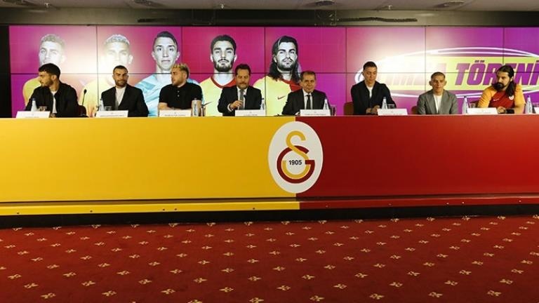 Galatasaray, 5 Yıldız Futbolcu İçin İmza Töreni Düzenledi