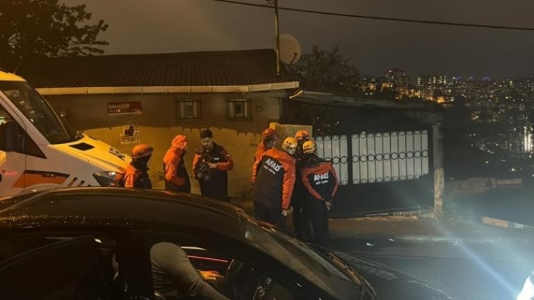 İstanbul Gaziosmanpaşa’da toprak kayması meydana geldi