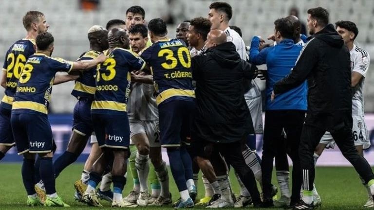 Son dakikalarda ortalık karıştı Beşiktaş Ankaragücü maçında futbolcular birbirine girdi