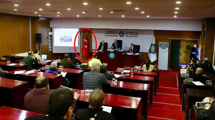 Diyarbakır da belediye meclis salonunda bulunan Türk bayrağı kaldırıldı