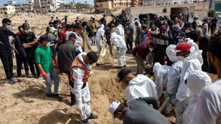 Gazze’de Nasser Hastanesi bahçesindeki toplu mezardan 310 ceset çıkarıldı