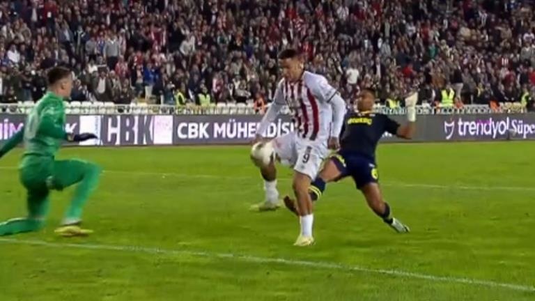 Penaltı mı değil mi Ünlü yorumcular, Sivasspor-Fenerbahçe maçındaki pozisyonda aynı fikirde birleşti