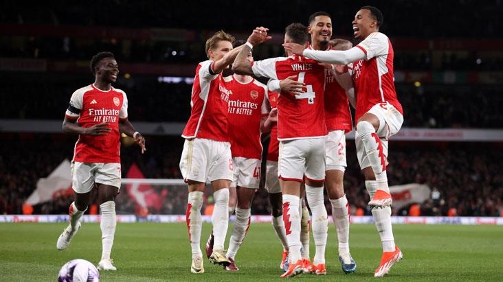Arsenal, Chelsea’yi 5-0 mağlup ederek şampiyonluk yolunda önemli bir adım attı